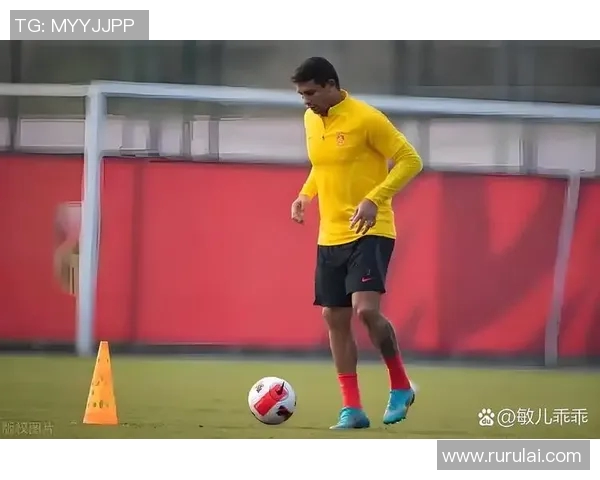 即将离开的足球巨星究竟是谁引发球迷热议与关注