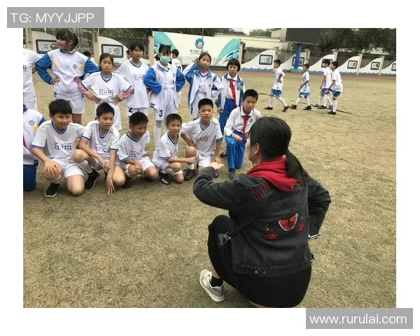 高清足球明星女孩头像展示青春活力与梦想追逐